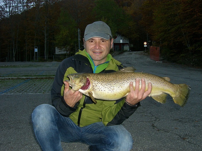 To start a nice picture of my great friend Gabriel, smiling after a catch to envy!